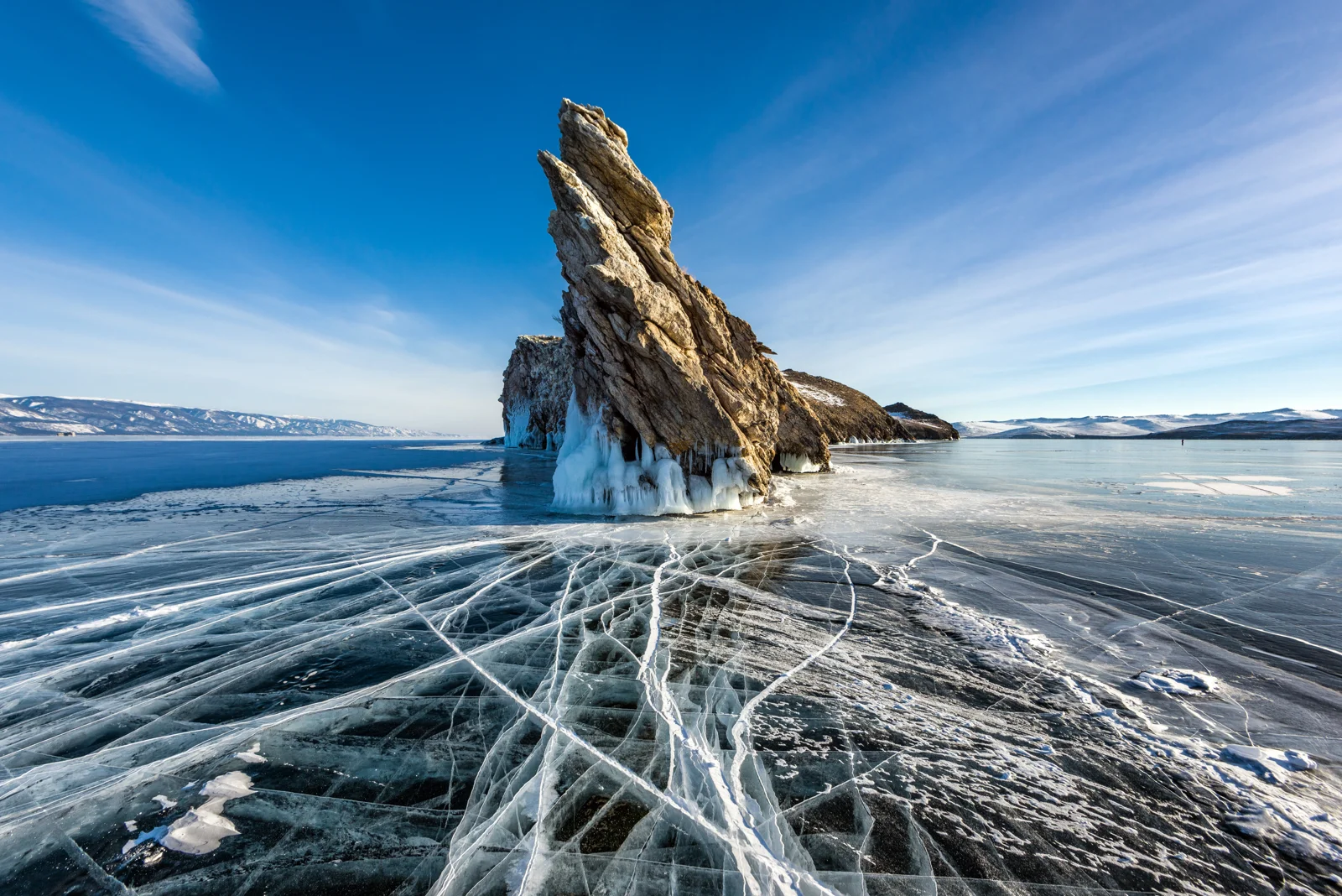 Ghiaccio e isola di Ogoy sul Lago Baikal