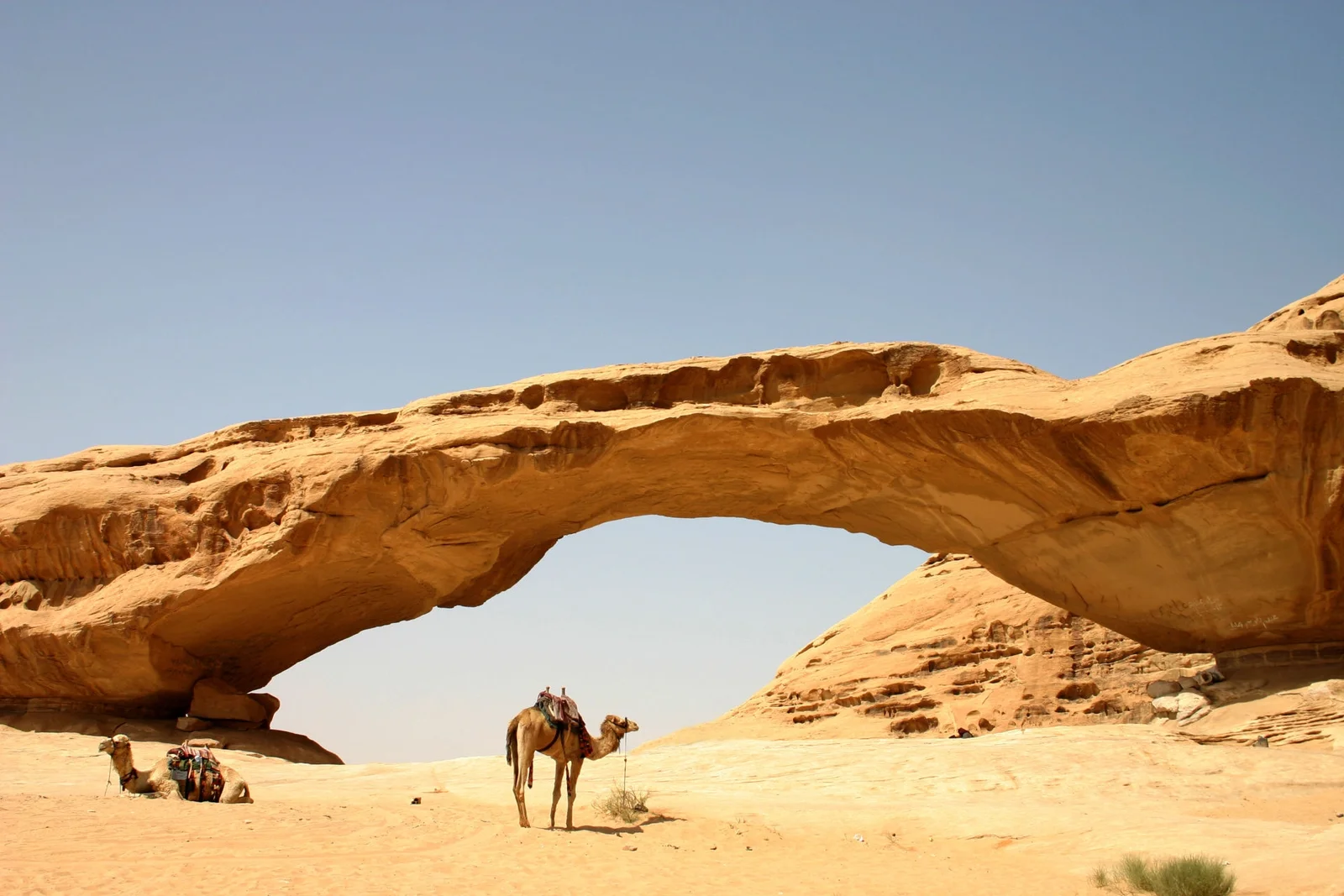 Arco di roccia nel deserto del Wadi Rum, Giordania